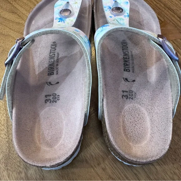 Birkenstock Kids Sandals with Floral Design. Size Kid’s 31 (13 - 13.5) - Picture 7 of 11